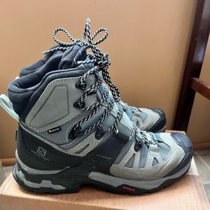 Womens Salomon hiking boot - size 9.5